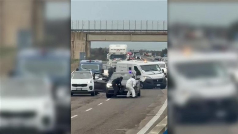 İtalya'da film gibi soygun girişimi: Yolu ateşe verip çatışmaya girdiler