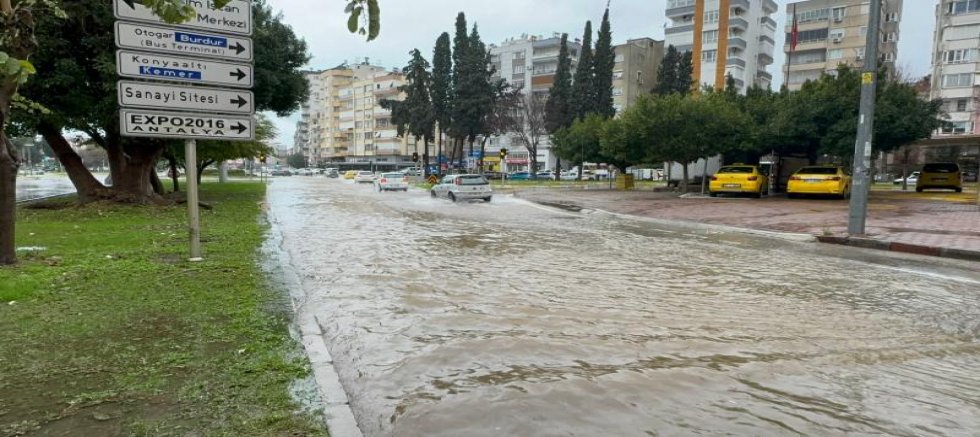Antalya'ya 40 günde geçen yılın toplamı kadar yağış düştü