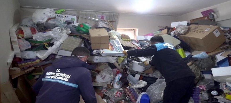 Erzurum’da bir evden 25 ton çöp çıkarıldı