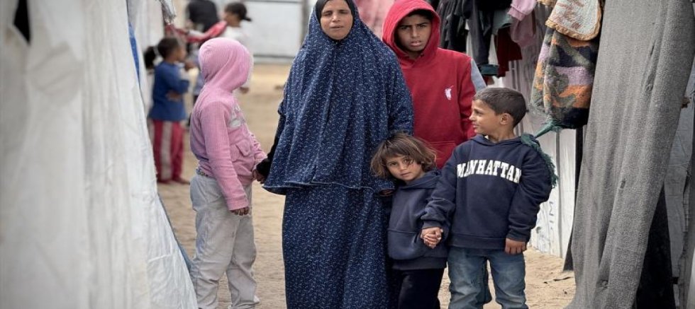 Gazze’de aileler ramazanı hasarlı okulda yokluk içinde geçiriyor