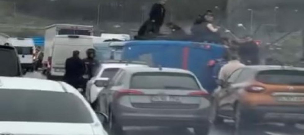 İstanbul'da cezaevi nakil aracı devrildi: 10 yaralı