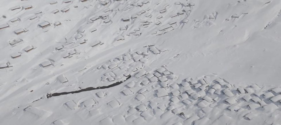 Kar 3 metreyi aştı, evler kayboldu