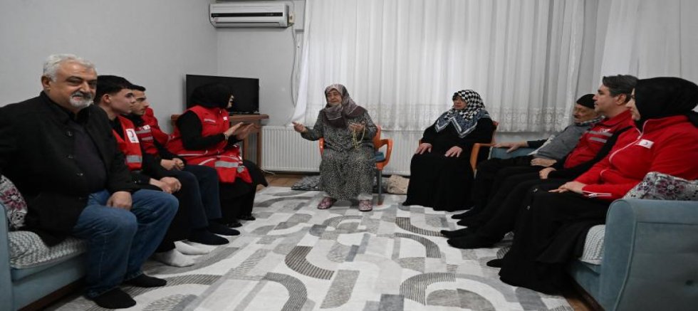 Kızılay ekibinden enkazdan kurtardıkları aileye sürpriz ziyaret