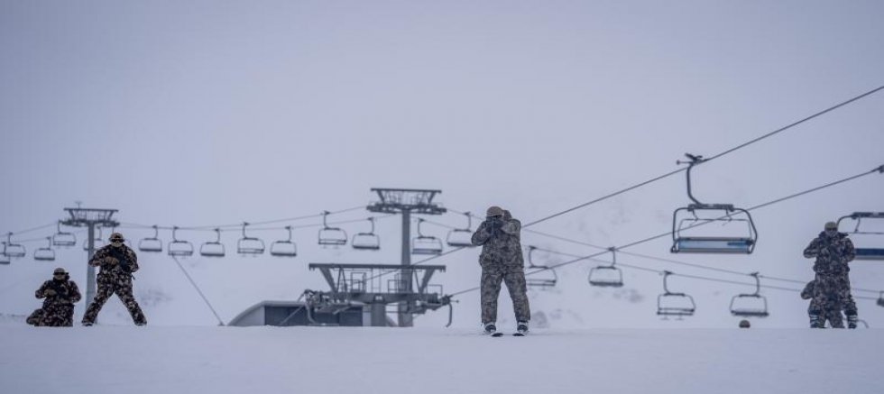 Özel harekat polisleri zorlu kış şartlarında görevlerine hazır