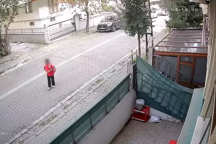 Avcılar'da servis bekleyen çocuğu takip etti; annesi gelince kaçtı
