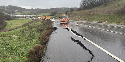 Balıkesir'i sağanak vurdu, yol yarıldı