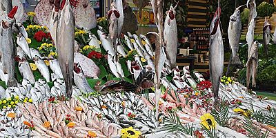 Fırtına dindi, tezgahlar balıkla doldu