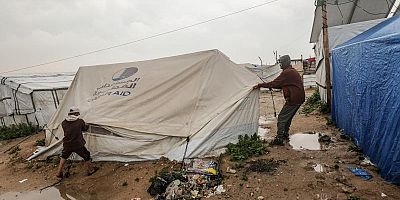 Gazze'de yerinden edilen Filistinlilerin çadırlarını şiddetli yağış nedeniyle su bastı