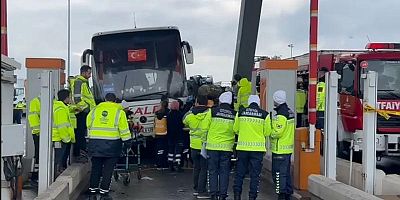 İstanbul'da yolcu otobüsünün çarptığı otomobil gişede sıkıştı