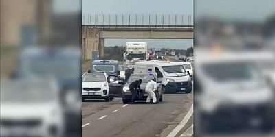 İtalya'da film gibi soygun girişimi: Yolu ateşe verip çatışmaya girdiler