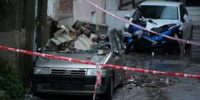 İzmir'de bir binadaki iki balkon otomobilin üzerine çöktü