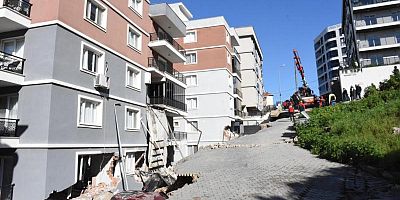 İzmir'de istinat duvarı çöktü: 2 bina ve 6 araç hasar gördü