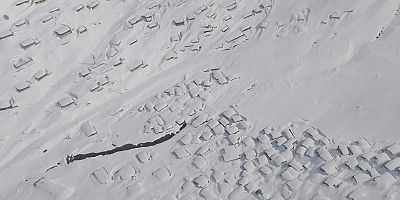 Kar 3 metreyi aştı, evler kayboldu