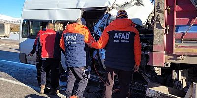 Kayseri'de okul servisinin tırla çarpıştı: 1 ölü, 7 yaralı