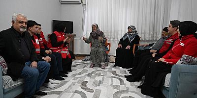 Kızılay ekibinden enkazdan kurtardıkları aileye sürpriz ziyaret
