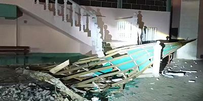 Manisa'yı fırtına vurdu: Minarenin külahı devrildi, çatılar uçtu, ağaçlar devrildi