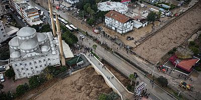 Mersin'de sağanak sele dönüştü: Araçlar su altında kaldı