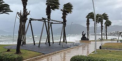 Muğla'da kuvvetli rüzgar: Dalgalar balkonlara ulaştı