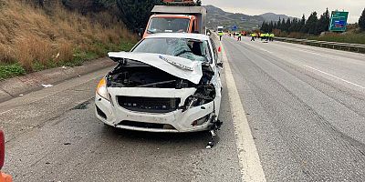 Otoyolda temizlik yapan personellere otomobil çarptı: 1 ölü