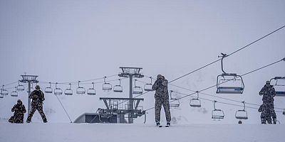 Özel harekat polisleri zorlu kış şartlarında görevlerine hazır