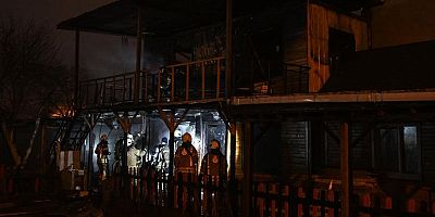 Sancaktepe'de gecekonduda çıkan yangın söndürüldü