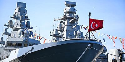 Türk donanması Hollanda basınını büyüledi